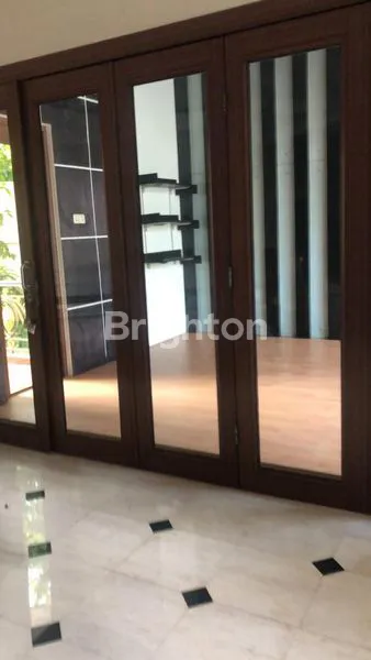 image RUMAH MEWAH 2 LANTAI, KOKOH KUAT, LOKASI STRATEGIS DI JALAN KEMBAR DALAM, DAERAH  MARGOREJO INDAH (4)