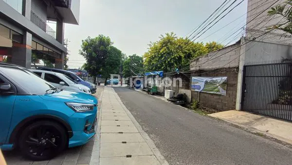 image RUMAH BESAR SANGAT STRATEGIS DI MAMPANG PRAPATAN JAKARTA SELATAN (8)