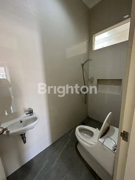 image SISA 1 ! RUMAH BARU MINIMALIS 2 LT DI PUSAT SURABAYA TIMUR  (8)