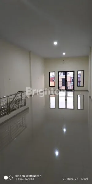 image RUKO 3 LANTAI DEPAN THE PARK MALL SOLO BARU (4)