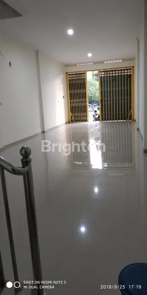 image RUKO 3 LANTAI DEPAN THE PARK MALL SOLO BARU (6)