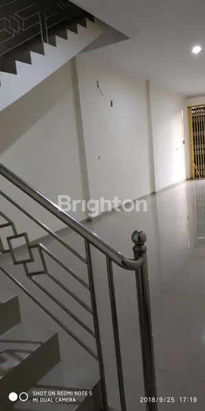 image RUKO 3 LANTAI DEPAN THE PARK MALL SOLO BARU (7)