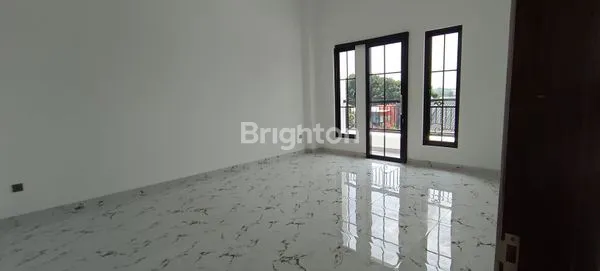 image RUMAH MEWAH DENGAN KOLAM RENANG  (8)