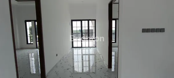 image RUMAH MEWAH DENGAN KOLAM RENANG  (2)