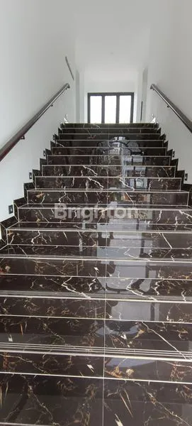 image RUMAH MEWAH DENGAN KOLAM RENANG  (3)