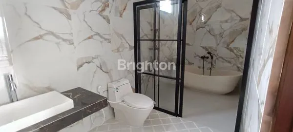 image RUMAH MEWAH DENGAN KOLAM RENANG  (4)