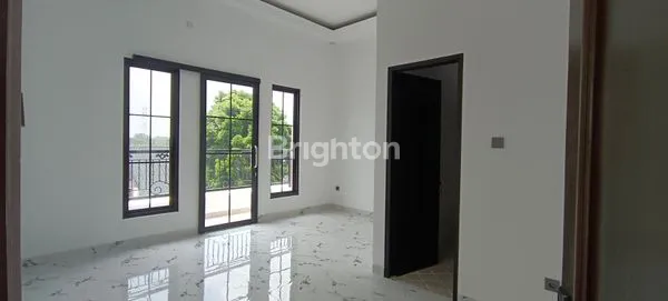 image RUMAH MEWAH DENGAN KOLAM RENANG  (6)