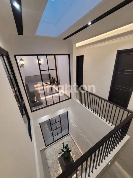 image RUMAH DESIGN MEWAH DAN MODERN 2 LT DI KERTAJAYA INDAH SURABAYA DEKAT GALAXI MALL, MERR, TEMPAT KULINER, HOTEL SWISS BELL (5)
