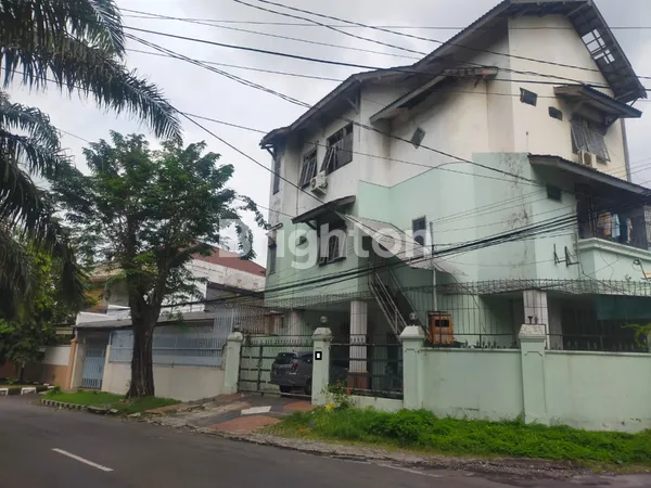 image RUMAH DAN KANTOR 3 LT DI JL PATTIMURA SURABAYA  (1)