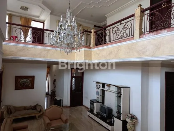 image RUMAH HOOK 2 LANTAI FULL MARMER FURNISHED PUSAT KOTA (1)