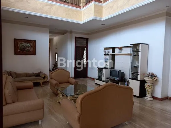 image RUMAH HOOK 2 LANTAI FULL MARMER FURNISHED PUSAT KOTA (2)