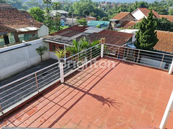 image RUMAH SEMI VILLA 3 LANTAI SEBELAH JALAN TOL SIAP HUNI DI CICALENGKA  (8)