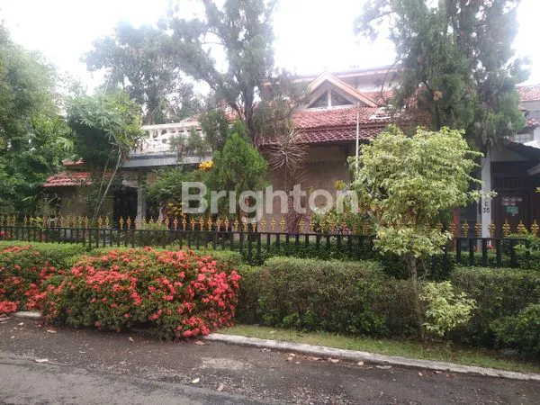 RUMAH BESAR ASRI DI TENGAH KOTA TANGERANG
