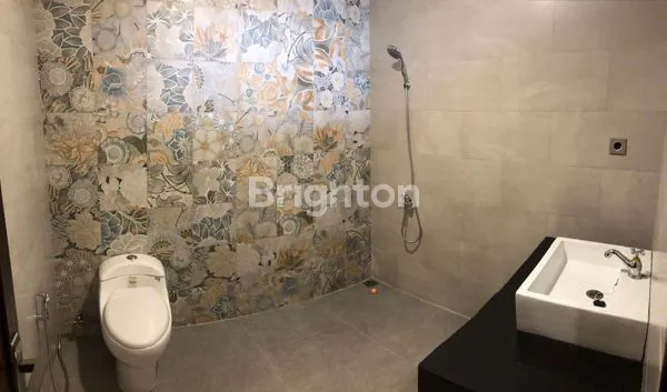 image DIJUAL RUMAH LIMA KAMAR TIDUR KOMPLIT BESERTA SEMUA ISINYA,  DALAM PERUMAHAN ELIT KOTA BALIKPAPAN KALTIM (2)