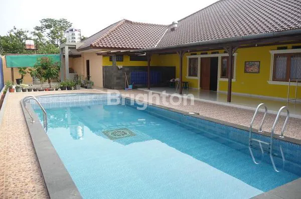 image RUMAH MEWAH SIAP HUNI DENGAN HALAMAN LUAS DAN KOLAM RENANG ,          1 LANTAI KOMPLEK ARCO BOJONGSARI DEPOK (6)