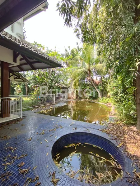 image RUMAH MEWAH ASRI HALAMAN LUAS POOL JAKUZZI LOKASI ELITE KEMANG JAKARTA SELATAN (3)