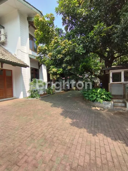 image RUMAH MEWAH ASRI HALAMAN LUAS POOL JAKUZZI LOKASI ELITE KEMANG JAKARTA SELATAN (1)