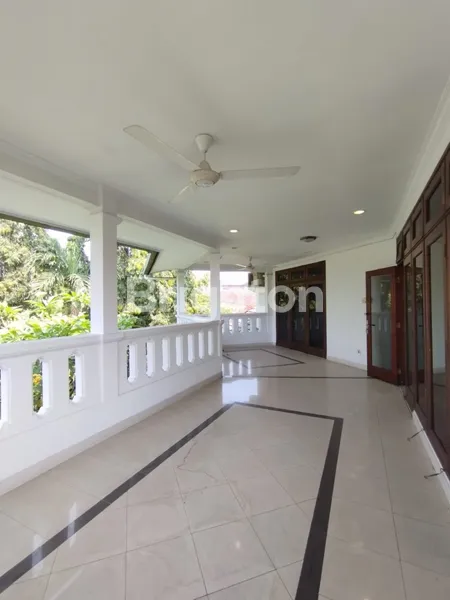 image RUMAH MEWAH ASRI HALAMAN LUAS POOL JAKUZZI LOKASI ELITE KEMANG JAKARTA SELATAN (4)