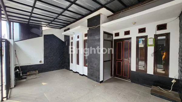 RUMAH DENGAN KAMAR BESAR DI ANTAPANI