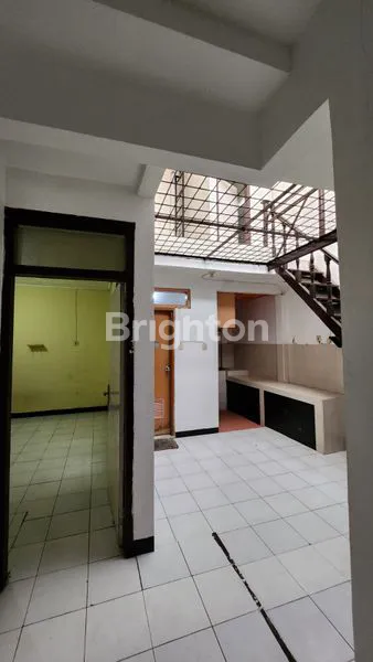 image RUMAH DENGAN KAMAR BESAR DI ANTAPANI (5)