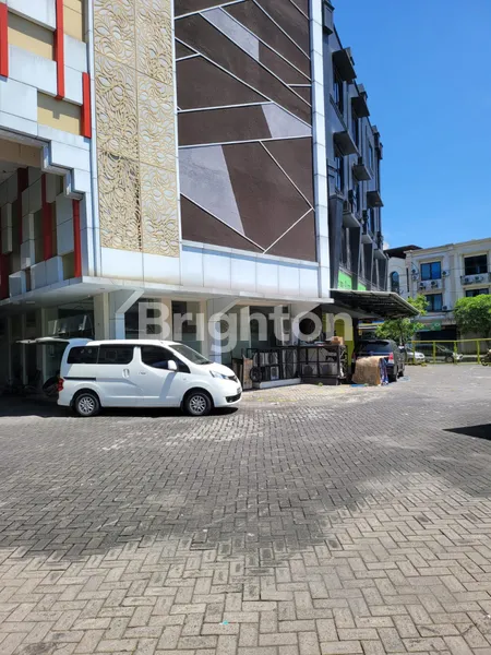 image RUKO GANDENG 3 UNIT DIAREA KOMERSIAL KLAMPIS SQUARE SIAP PAKAI DEKAT MERR (2)