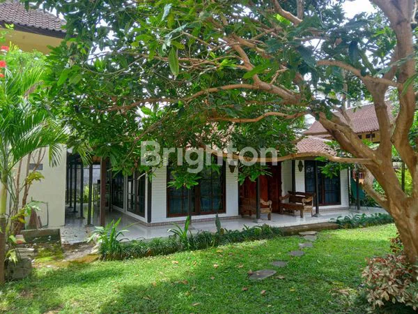 image RUMAH TRADISIONAL JAWA DENGAN HALAMAN LUAS DI TENGAH SUASANA PEDESAAN BALI (8)