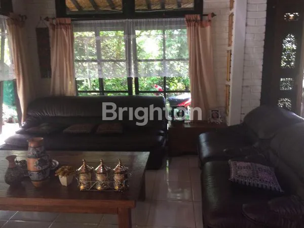 image RUMAH TRADISIONAL JAWA DENGAN HALAMAN LUAS DI TENGAH SUASANA PEDESAAN BALI (7)