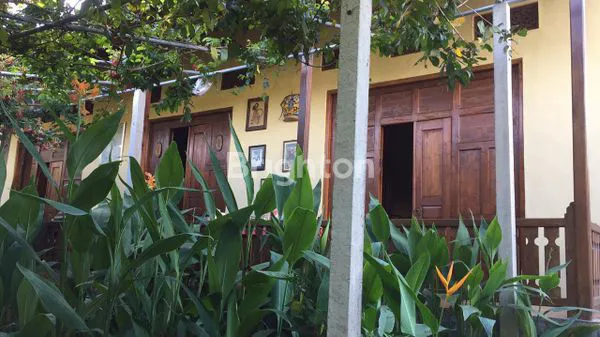 image RUMAH TRADISIONAL JAWA DENGAN HALAMAN LUAS DI TENGAH SUASANA PEDESAAN BALI (6)