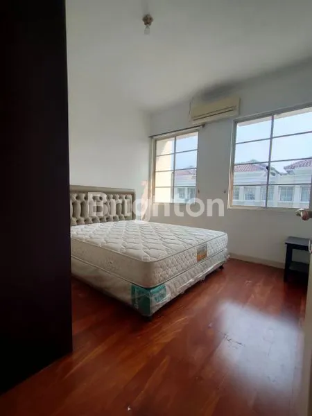 image RUMAH CANTIK 3 LANTAI DI KELAPA GADING (3)