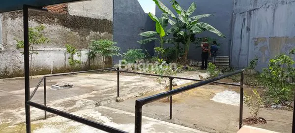 image RUMAH DENGAN BALKON DAN HALAMAN LUAS (7)