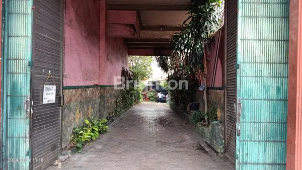 image DIJUAL RUMAH 3 LANTAI + FUNITURE + BARANG ANTIK + 2 UNIT RUKO DI POROS JALAN UTAMA SURABAYA-MALANG (2)