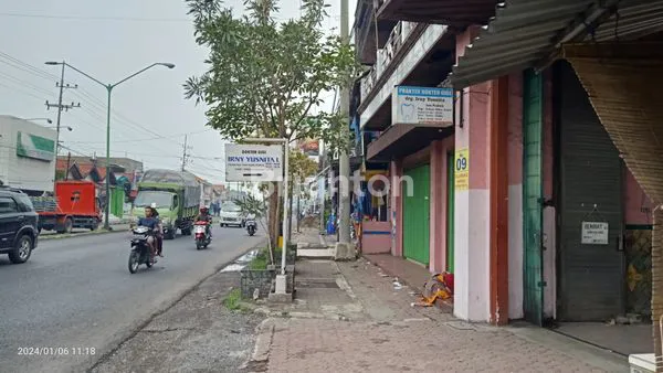 image DIJUAL RUMAH 3 LANTAI + FUNITURE + BARANG ANTIK + 2 UNIT RUKO DI POROS JALAN UTAMA SURABAYA-MALANG (3)
