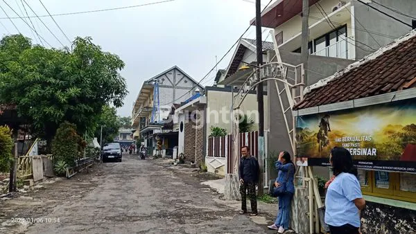 image DIJUAL RUMAH 3 LANTAI + FUNITURE + BARANG ANTIK + 2 UNIT RUKO DI POROS JALAN UTAMA SURABAYA-MALANG (5)