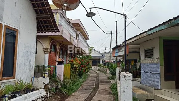 image DIJUAL RUMAH 3 LANTAI + FUNITURE + BARANG ANTIK + 2 UNIT RUKO DI POROS JALAN UTAMA SURABAYA-MALANG (6)