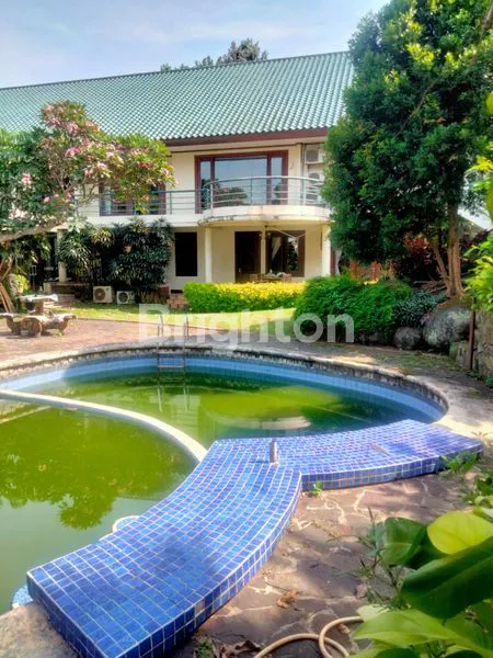 image RUMAH MEWAH DENGAN HALAMAN SANGAT LUAS, 2 LANTAI LEBAK BULUS JAKARTA SELATAN (2)