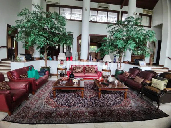 image RUMAH MEWAH DENGAN HALAMAN SANGAT LUAS, 2 LANTAI LEBAK BULUS JAKARTA SELATAN (4)