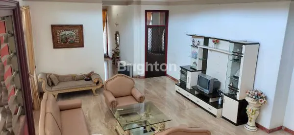 image RUMAH MEWAH SERUNI DEKAT TENGAH KOTA (2)