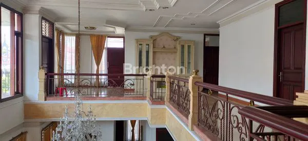 image RUMAH MEWAH SERUNI DEKAT TENGAH KOTA (6)