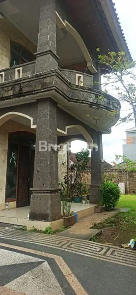 image RUMAH SEWA 2 LANTAI DENGAN KOLAM RENANG PRIBADI (8)