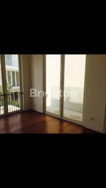 image RUMAH RITZ EMBASSY PAKUWON INDAH SURABAYA BARAT 3 TINGKAT (6)