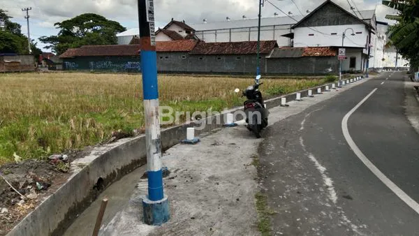 image SAWAH JALUR KUNING, BISA DIKERINGKAN, PINGGIR JALAN RINGROAD SELATAN, TIMUR POOL BUS  SUMBER ALAM, MANGKU JALAN ASPAL KAMPUNG , JALUR TRUK , CONTAINER DAN BUS   (2)