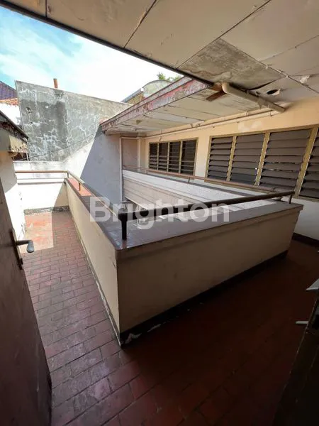 image RUMAH LAMA 1.5 LANTAI PUSAT KOTA SURABAYA DEKAT DENGAN TUNJUNGAN PLAZA (3)