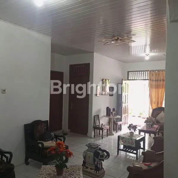 image RUMAH CANTIK STRATEGIS DI KOTA TANGERANG  (4)