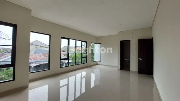 image RUMAH MODERN 2 LT DI PONDOK TJANDRA INDAH SIDOARJO (6)