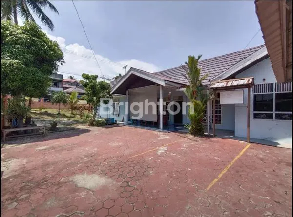 RUMAH BESAR PINGGIR JALAN BESAR