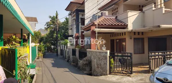 image RUMAH DI CAWANG JAKARTA TIMUR, MODERN DAN CANTIK (4)