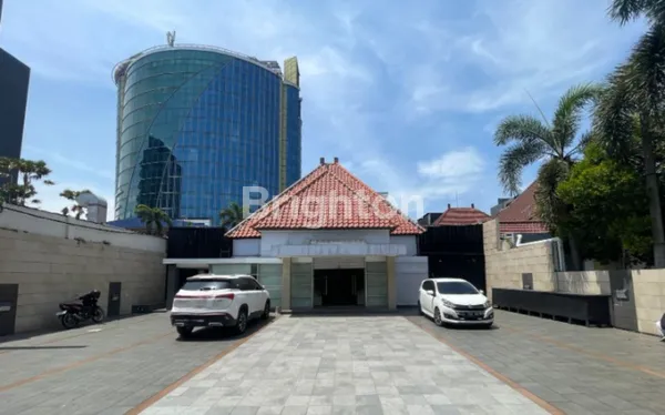MURAH GEDUNG MEWAH SPESIAL KHUSUS KANTOR ATAU SHOWROOM DIPOENGORO. AREA KOMERSIL RAMAI STRATEGIS KOTA SURABAYA