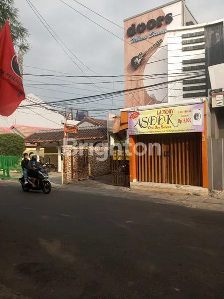 image TURUN HARGA RUMAH 2 TINGKAT, TEMPAT USAHA, STUDIO REKAMAN, KANTOR POS, LAUNDRY,  LOKASI STRATEGIS PINGGIR JALAN. PISANGAN BARU TENGAH, MATRAMAN, JAKARTA TIMUR (2)