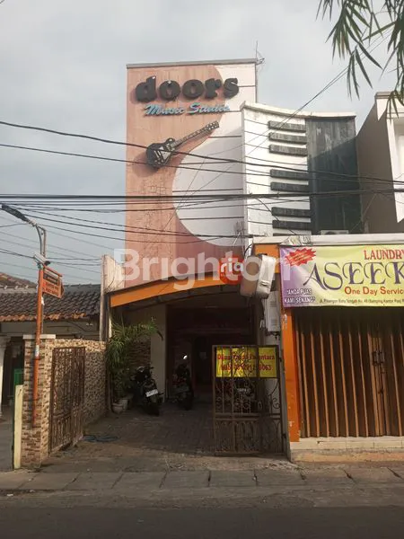 image TURUN HARGA RUMAH 2 TINGKAT, TEMPAT USAHA, STUDIO REKAMAN, KANTOR POS, LAUNDRY,  LOKASI STRATEGIS PINGGIR JALAN. PISANGAN BARU TENGAH, MATRAMAN, JAKARTA TIMUR (1)
