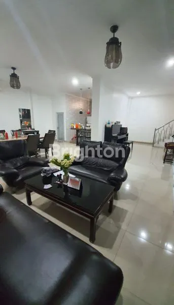 image RUMAH JELAMBAR MEGAH SEMI FURNISH 3.5 LANTAI (3)